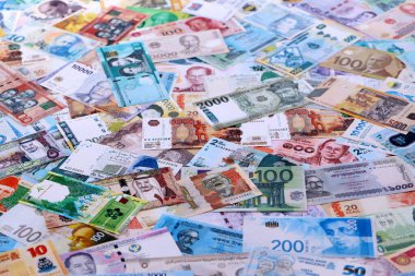 Farklı para birimlerinden bir sürü banknot. Rastgele gelen büyük miktarlarda para kapanıyor. Döviz Borsası kavramı