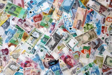 Dünyanın birçok para biriminden farklı banknotlar. Büyük para yığını kapanır.