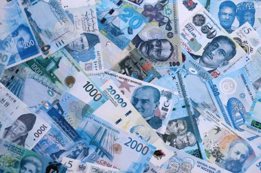 Çeşitli para birimleri, banknotlar, tam çerçeve. Farklı ülkelerden gelen birçok nakit para yığını yakın mesafede. Dünya ekonomisi ve döviz kuru kavramı