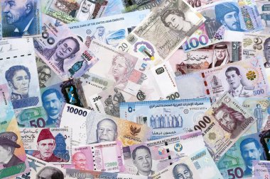 Büyük miktarda para birimleri, banknotlar ve banknotlar. Farklı ülkelerden gelen birçok nakit para yığını yakın mesafede. Dünya ekonomisi ve döviz kuru kavramı