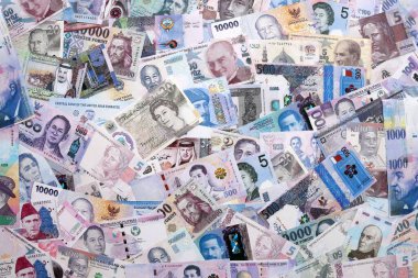 Büyük miktarda para birimleri, banknotlar ve banknotlar. Farklı ülkelerden gelen birçok nakit para yığını yakın mesafede. Dünya ekonomisi ve döviz kuru kavramı
