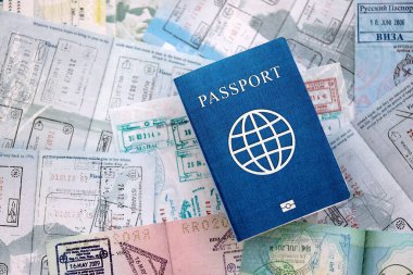 Seyahat ve sınır geçişinden sonra içi renkli pullarla dolu bir pasaport. Turizm ve sınır denetimi kavramı. Göçmenlik ve dünya çapında seyahat