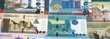 Sudan 'ın kağıt banknotları masanın üstüne yığılmış. Sudan SDG para birimi faturaları büyük miktarda. Sudan 'da ekonomi, vergi ve bankacılık kavramı