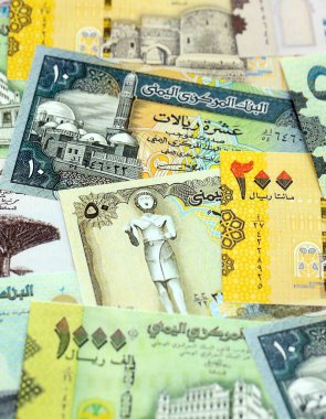 Yemenli riyal kağıt banknotları masaya yığılır. Yemen YER para birimi faturaları büyük miktarda. Yemen 'de ekonomi, vergi ve bankacılık kavramı