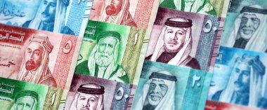 Ürdün Dinarı para birimi faturaları. JOD para birimi banknotları farklı değerlere sahip gruplar halinde yakın