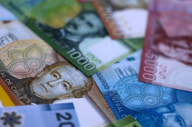 Büyük miktarda Şili pezosu para banknotları. Şili ülkesinden büyük miktarda kağıt para geliyor. Şili 'de iş ve ekonomi kavramı