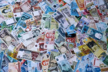 Dünyanın birçok para biriminden farklı para banknotları. Büyük para yığını kapanır.