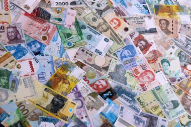 Dünyanın birçok para biriminden farklı banknotlar. Büyük para yığını kapanır.