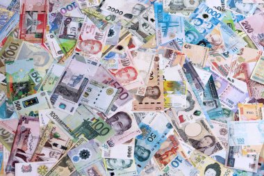 Dünyanın çeşitli para birimlerinden farklı banknotlar. Masada bir sürü para var. Yakın plan.