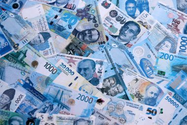 Çeşitli para birimleri, banknotlar, tam çerçeve. Farklı ülkelerden gelen birçok nakit para yığını yakın mesafede. Dünya ekonomisi ve döviz kuru kavramı