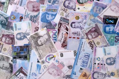 Büyük miktarda para birimleri, banknotlar ve banknotlar. Farklı ülkelerden gelen birçok nakit para yığını yakın mesafede. Dünya ekonomisi ve döviz kuru kavramı