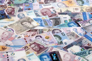 Büyük miktarda para birimleri, banknotlar ve banknotlar. Farklı ülkelerden gelen birçok nakit para yığını yakın mesafede. Dünya ekonomisi ve döviz kuru kavramı