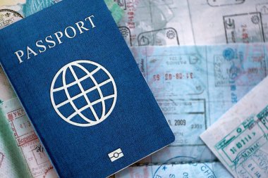 Seyahat ve sınır geçişinden sonra içi renkli pullarla dolu bir pasaport. Turizm ve sınır denetimi kavramı. Göçmenlik ve dünya çapında seyahat