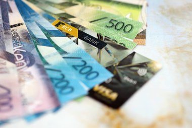 KYIV, UKRAINE - 28 HAZİRAN 2026 KCB Kenya Ticaret Bankası kartı ve Kenya şilinlik para faturaları. Kenya 'daki en popüler banka KCB Kenya Ticaret Bankası' dır.