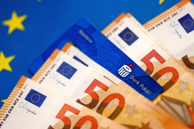 KYIV, UKRAINE - 28 HAZİRAN 2026 PKO Bank Polski kartı ve Avrupa euro para faturaları yakın planda. PKO Bank Polski Polonya 'nın en popüler bankası