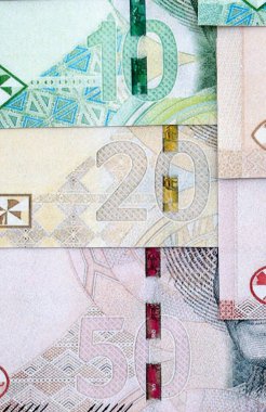 Güney Afrika rand kağıt banknotları masaya yığılır. Güney Afrika ZAR para birimi büyük miktarlarda. Güney Afrika 'da ekonomi, vergi ve bankacılık kavramı