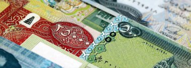 Irak dinarı banknotları masaya yığıldı. Irak IQD para birimi faturaları büyük miktarda. Irak 'ta ekonomi, vergi ve bankacılık kavramı