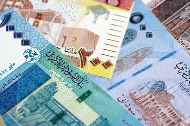 Sudan 'ın kağıt banknotları masanın üstüne yığılmış. Sudan SDG para birimi faturaları büyük miktarda. Sudan 'da ekonomi, vergi ve bankacılık kavramı