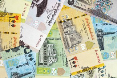 Yemenli riyal kağıt banknotları masaya yığılır. Yemen YER para birimi faturaları büyük miktarda. Yemen 'de ekonomi, vergi ve bankacılık kavramı