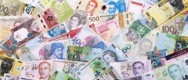 Dünyanın farklı ülkelerinden, farklı mezheplerden pek çok banknot. Çeşitli para birimlerinin büyük miktarları. Döviz Borsası kavramı