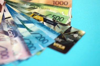 KYIV, UKRAINE - 28 HAZİRAN 2026 KCB Kenya Ticaret Bankası kartı ve Kenya şilinlik para faturaları. Kenya 'daki en popüler banka KCB Kenya Ticaret Bankası' dır.