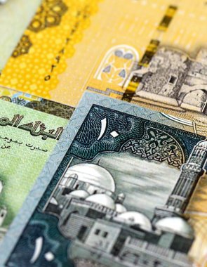 Yemenli riyal kağıt banknotları masaya yığılır. Yemen YER para birimi faturaları büyük miktarda. Yemen 'de ekonomi, vergi ve bankacılık kavramı