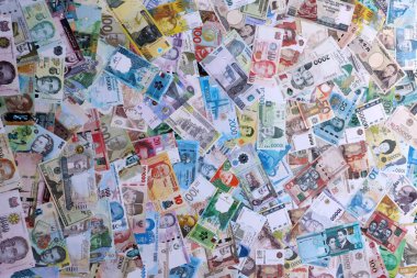 Dünyanın çeşitli para birimlerinden gelen farklı banknotlar. Büyük para yığını kapanır.