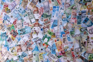 Dünyanın farklı ülkelerinden, farklı mezheplerden pek çok banknot. Çeşitli para birimlerinin büyük miktarları. Döviz Borsası kavramı