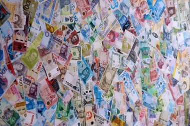 Dünyanın çeşitli para birimlerinden farklı renkte banknotlar. Para değişimi konsepti. Bir yığın para.