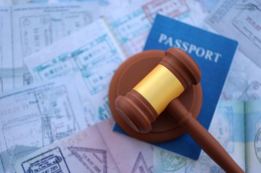 Seyahat ve turizmden sonra renkli pullarla dolu pasaport sayfasındaki karar tokmağı. Sınır kontrolü ve dava konsepti. Göçmenlik ve dünya çapında seyahat