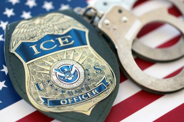 KYIV, UKRAINE - 31 Ekim 2025 ABD Göçmenlik ve Gümrük Muhafaza Bürosu ICE ajanı rozeti ve kelepçe