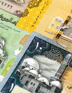 Yemenli riyal kağıt banknotları masaya yığılır. Yemen YER para birimi faturaları büyük miktarda. Yemen 'de ekonomi, vergi ve bankacılık kavramı