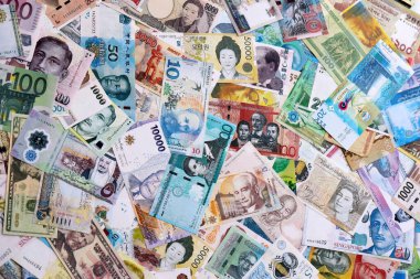 Dünyanın çeşitli para birimlerinden farklı banknotlar. Masada bir sürü para var. Yakın plan.