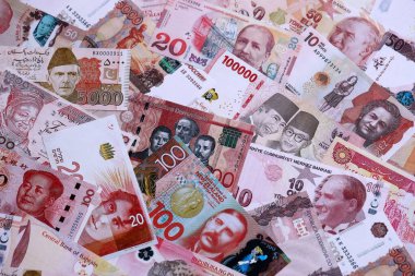 Çeşitli para birimleri para banknotları kırmızı renkli. Farklı ülkelerden gelen birçok nakit para yığını yakın mesafede. Dünya ekonomisi ve döviz kuru kavramı