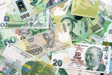 Çeşitli para birimleri para banknotları yeşil renkli. Farklı ülkelerden gelen birçok nakit para yığını yakın mesafede. Dünya ekonomisi ve döviz kuru kavramı