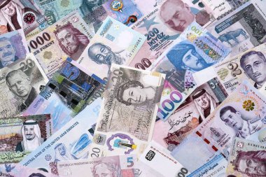 Büyük miktarda para birimleri, banknotlar ve banknotlar. Farklı ülkelerden gelen birçok nakit para yığını yakın mesafede. Dünya ekonomisi ve döviz kuru kavramı