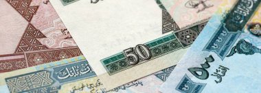 Afgan Afgan banknotları masanın üstüne yığılmış. Afganistan AFN para birimi faturaları büyük miktarda. Afganistan 'da ekonomi, vergi ve bankacılık kavramı