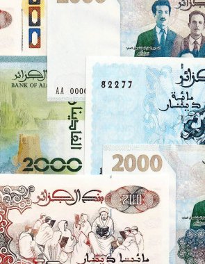 Cezayir dinarı kağıt banknotları masaya yığıldı. Cezayir DZD para birimi faturaları büyük miktarda. Cezayir 'de ekonomi, vergi ve bankacılık kavramı