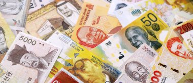 Çeşitli para birimleri para banknotları sarı ve turuncu renklerde. Farklı ülkelerden gelen birçok nakit para yığını yakın mesafede. Dünya ekonomisi ve döviz kuru kavramı