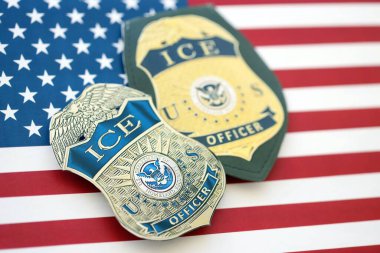 KYIV, UKRAINE - 31 Ekim 2025 ABD Göçmenlik ve Gümrük Muhafaza ve Gümrük İcra Bürosu, ABD bayraklı arka planı yakın plan