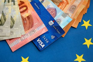 KYIV, UKRAINE - 28 HAZİRAN 2026 PKO Bank Polski kartı ve Avrupa euro para faturaları yakın planda. PKO Bank Polski Polonya 'nın en popüler bankası