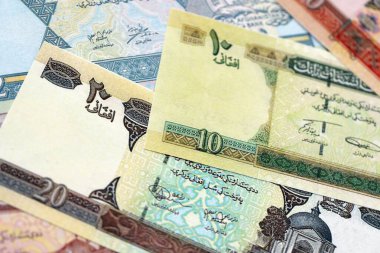 Afgan Afgan banknotları masanın üstüne yığılmış. Afganistan AFN para birimi faturaları büyük miktarda. Afganistan 'da ekonomi, vergi ve bankacılık kavramı