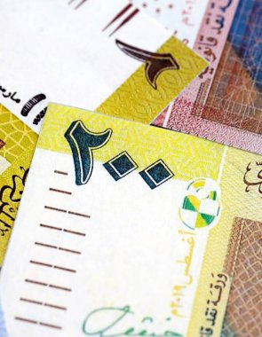 Sudan 'ın kağıt banknotları masanın üstüne yığılmış. Sudan SDG para birimi faturaları büyük miktarda. Sudan 'da ekonomi, vergi ve bankacılık kavramı