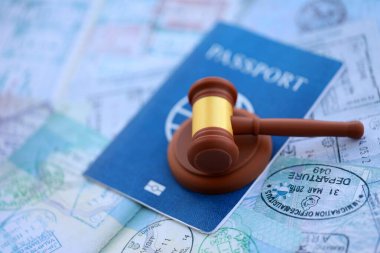 Seyahat ve turizmden sonra renkli pullarla dolu pasaport sayfasındaki karar tokmağı. Sınır kontrolü ve dava konsepti. Göçmenlik ve dünya çapında seyahat