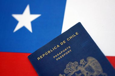 Şili pasaportu bayraklı arka planda. Yakın plan. Şili Cumhuriyeti 'ne yeni pasaport defteri