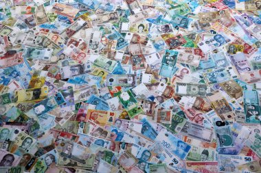 Farklı para birimlerinden bir sürü rastgele banknot. Rastgele gelen büyük miktarlarda para kapanıyor. Döviz Borsası kavramı