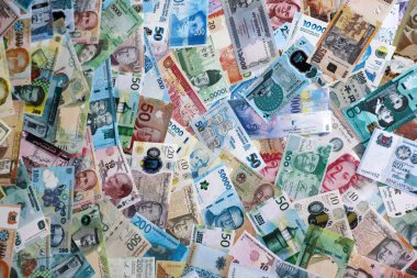 Dünyanın çeşitli para birimlerinden farklı renkte banknotlar. Para değişimi konsepti. Bir yığın para.