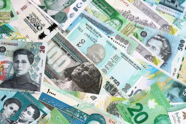 Çeşitli para birimleri para banknotları yeşil renkli. Farklı ülkelerden gelen birçok nakit para yığını yakın mesafede. Dünya ekonomisi ve döviz kuru kavramı