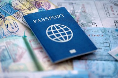 Seyahat ve sınır geçişinden sonra içi renkli pullarla dolu bir pasaport. Turizm ve sınır denetimi kavramı. Göçmenlik ve dünya çapında seyahat