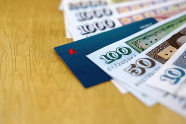 KYIV, UKRAINE - 5 Mart 2026 Landsbankinn kartı ve İzlanda Krona para faturaları yakın planda. Landsbankinn, İzlanda 'nın en popüler bankasıdır.